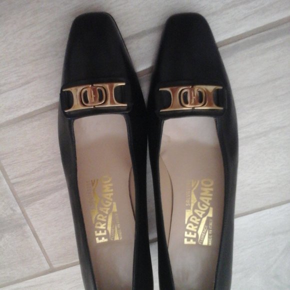 Salvatore Ferragamo Black Italian Leather Low Heel Pump. Size 7B - Picture 10 of 10